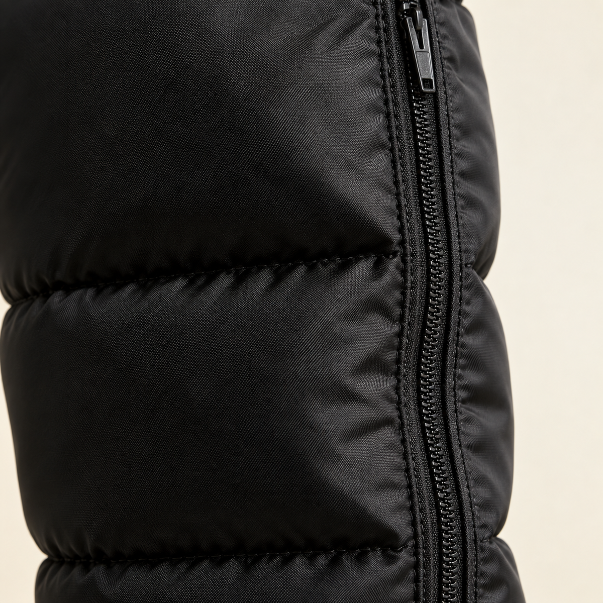 Gros plan sur le tissu matelassé noir et la fermeture éclair des bottes Allonge